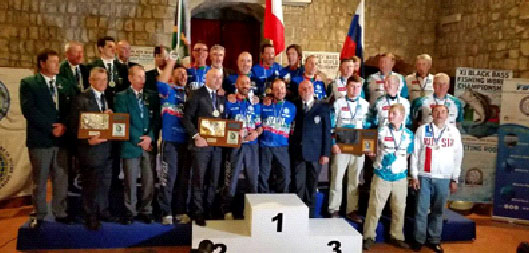 2015年11月科尼(CROSS)交集系列助力意大利国家队获得世界鲈鱼锦标赛总冠军。